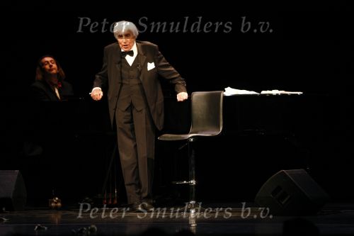 Amersfoort 16 februari 2008
Johan Heesters (104 jaar oud) treedt op in de Flint in Amersfoort. Zijn vrouw Simone Heesters praat alles aan elkaar.
Peter Smulders bv