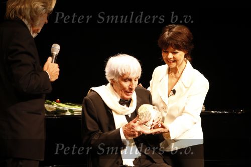 Amersfoort 16 februari 2008
Johan Heesters (104 jaar oud) en zijn vrouw simone tijdens optreden in de flint in Amersfoort.
Peter Smulders bv