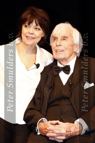 Amersfoort 16 februari 2008
Johan Heesters (104 jaar oud) en zijn vrouw simone tijdens optreden in de flint in Amersfoort.
Peter Smulders bv