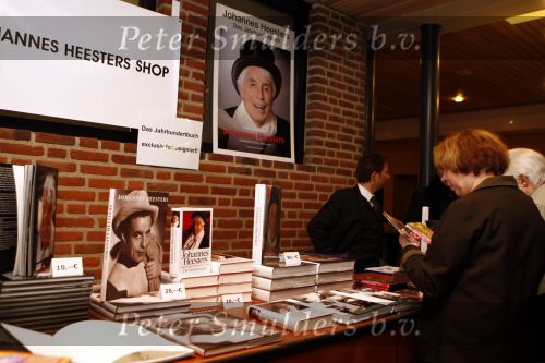 Amersfoort 16 februari 2008
Johan Heesters (104 jaar oud ) teedt op in theater de Flint. Heel veel politie en beveiliging aanwezig. Van iedereen wordt het paspport of rijbewijs gecopieerd.
Peter Smulders bv