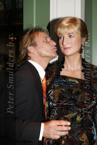 Amsterdam 17 september 2007
Modeshow Ronald Kolk in krasnapolsky. Johan Vlemmix met pop Lady Di