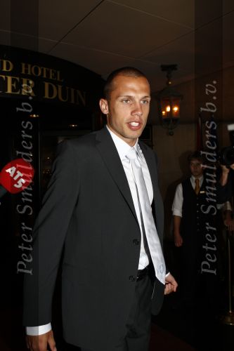 Noordwijk 3 juni 2008
Het Nederlands elftal vertrekt vanaf hotel huis ter Duin naar Schiphol voor het EK voetbal in Zwitserland en Oostenrijk.
John Heitinga met zijn vriendin