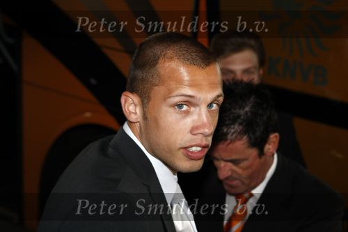 Noordwijk 3 juni 2008
Het Nederlands elftal vertrekt vanaf hotel huis ter Duin naar Schiphol voor het EK voetbal in Zwitserland en Oostenrijk.
John Heitinga met zijn vriendin