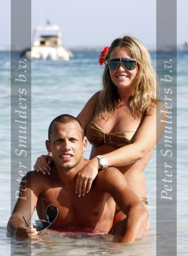 Ibiza 5 juli 2008
John Heitinga met zijn vriendin op vakantie op ibiza.