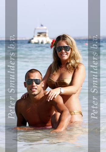 Ibiza 5 juli 2008
John Heitinga met zijn vriendin op vakantie op ibiza.