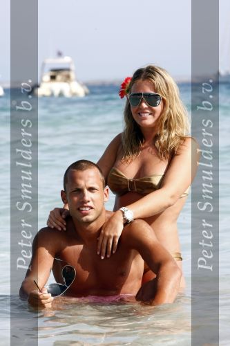 Ibiza 5 juli 2008
John Heitinga met zijn vriendin op vakantie op ibiza.