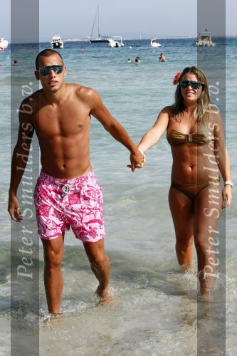 Ibiza 5 juli 2008
John Heitinga met zijn vriendin op vakantie op ibiza.