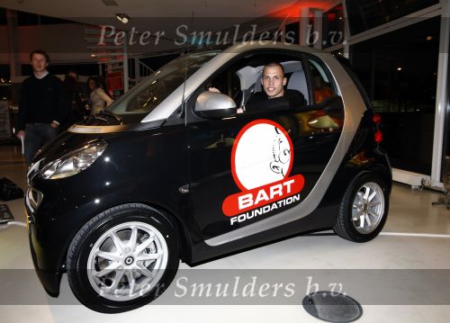 Amsterdam 15 januari 2008
John Heitinga  krijgt smart auto voor het goede doel.