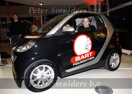 Amsterdam 15 januari 2008
John Heitinga  krijgt smart auto voor het goede doel.