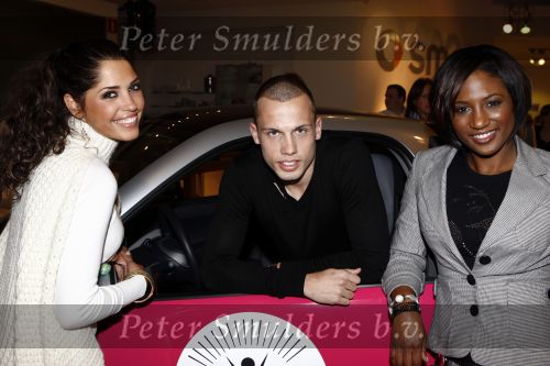 Amsterdam 15 januari 2008
Yolanthe Cabau v Kasbergen John Heitinga Arie Boomsma Edsilia Rombley Floortje Dessing en Nicolette Kluiver krijgen smart voor hun goede doel.