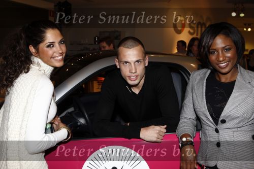 Amsterdam 15 januari 2008
Yolanthe Cabau v Kasbergen John Heitinga Arie Boomsma Edsilia Rombley Floortje Dessing en Nicolette Kluiver krijgen smart voor hun goede doel.