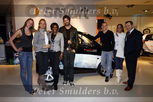 Amsterdam 15 januari 2008
Yolanthe Cabau v Kasbergen John Heitinga Arie Boomsma Edsilia Rombley Floortje Dessing en Nicolette Kluiver krijgen smart voor hun goede doel.