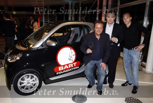 Amsterdam 15 januari 2008
John Heitinga    krijgt smart auto voor het goede doel.
