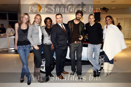 Amsterdam 15 januari 2008
Yolanthe Cabau v Kasbergen John Heitinga Arie Boomsma Edsilia Rombley Floortje Dessing en Nicolette Kluiver krijgen smart voor hun goede doel.