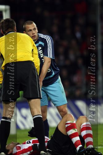Eindhoven, 19 Maart 2008 Kompetitiewedstrijd PSV-AJAX, eindstand 0-0 
Seizoen 2007/2008
John Heitinga heeft Danko Lazovic onderuit gehaald
