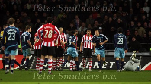 Eindhoven, 19 Maart 2008 Kompetitiewedstrijd PSV-AJAX, eindstand 0-0 
Seizoen 2007/2008
John Heitinga heeft Gomes onderuit gehaald en snel direct weg om zijn gele kaart te ontlopen