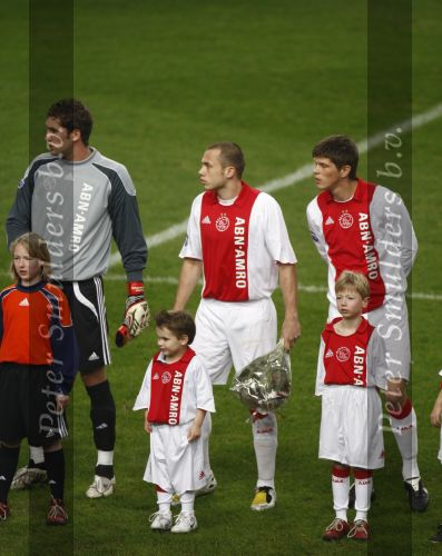 Amsterdam, 30 Januari 2008 Kompetitiewedstrijd AJAX-PSV, eindstand 0-2
Seizoen 2007/2008
John Heitinga met zijn jongste broertje Joey Heitinga, Maarten Stekelenburg en Klaas Jan Huntelaar