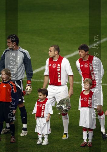 Amsterdam, 30 Januari 2008 Kompetitiewedstrijd AJAX-PSV, eindstand 0-2
Seizoen 2007/2008
John Heitinga met zijn jongste broertje Joey Heitinga