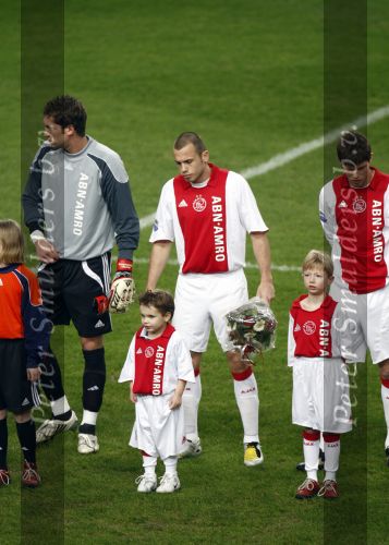 Amsterdam, 30 Januari 2008 Kompetitiewedstrijd AJAX-PSV, eindstand 0-2
Seizoen 2007/2008
John Heitinga met zijn jongste broertje Joey Heitinga