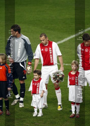 Amsterdam, 30 Januari 2008 Kompetitiewedstrijd AJAX-PSV, eindstand 0-2
Seizoen 2007/2008
John Heitinga met zijn jongste broertje Joey Heitinga