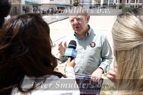 Praia da luz 3 mei 2008
Vandaag was het precies 1 jaar geleden dat Madeleine Mc Cann verdwenen is.  Ze sliepen toen in hotel ocean Club. Op deze dag was er een herdenkingsdiens in de kerk van het dorp. Familie, Michael Wright Sandy Cameron   waren aanwezig. Er waren veel cameraploegen en fotograven aanwezig.
Peter Smulders bv