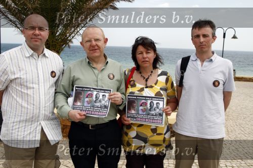 Praia da luz 3 mei 2008
Vandaag was het precies 1 jaar geleden dat Madeleine Mc Cann verdwenen is.  Ze sliepen toen in hotel ocean Club. Op deze dag was er een herdenkingsdiens in de kerk van het dorp. Familie,  v l n r Michael Wright  John Mc Cann Trish  Cameron en Sandy Cameron   waren aanwezig. Er waren veel cameraploegen en fotograven aanwezig.
Peter Smulders bv