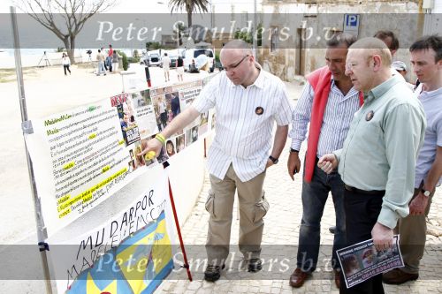 Praia da luz 3 mei 2008
Vandaag was het precies 1 jaar geleden dat Madeleine Mc Cann verdwenen is.  Ze sliepen toen in hotel ocean Club. Op deze dag was er een herdenkingsdiens in de kerk van het dorp. Familie,  v l n r Michael Wright  John Mc Cann Trish  Cameron en Sandy Cameron   waren aanwezig. Er waren veel cameraploegen en fotografen aanwezig.
Peter Smulders bv
