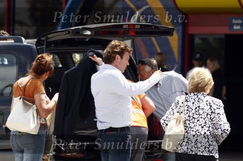 Faro 5 mei 2008
John de Mol jr en zijn vriendin Els met de ouders van John op vliegveld Faro.
John de Mol sr hand in hand met zijn vrouw.
Peter Smulders bv