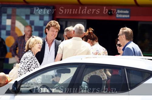 Faro 5 mei 2008
John de Mol jr en zijn vriendin Els met de ouders van John op vliegveld Faro.
John de Mol sr hand in hand met zijn vrouw.
Peter Smulders bv