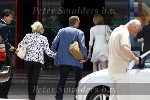 Faro 5 mei 2008
John de Mol jr en zijn vriendin Els met de ouders van John op vliegveld Faro.
John de Mol sr hand in hand met zijn vrouw.
Peter Smulders bv