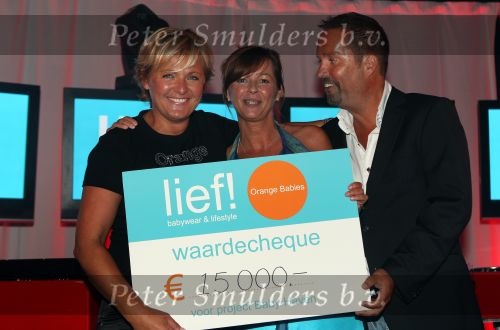 Molenaarsgraaf, 16 Mei 2008
Opening lief Babywear & Lifestyle.
Op de foto  directeur/eigenaar John v d Herik met zijn vrouw Yvonne v d Herik en Caroline Tensen
