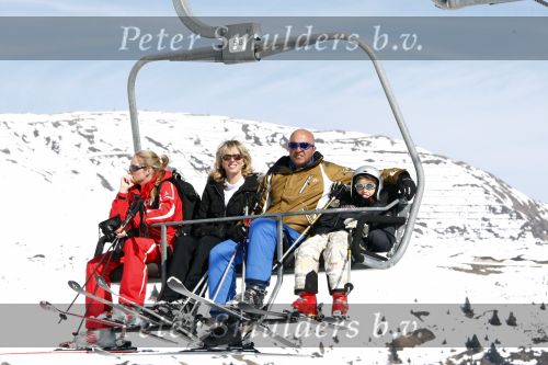 Serfaus 28 februari 2008
John v d Heuvel met zijn vrouw en kinderen op wintersport/ skivakantie.
Peter Smulders bv