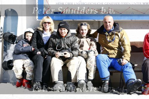 Serfaus 28 februari 2008
John v d Heuvel met zijn vrouw en kinderen op wintersport/ skivakantie.
Peter Smulders bv