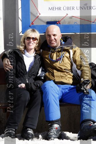 Serfaus 28 februari 2008
John v d Heuvel met zijn vrouw en kinderen op wintersport/ skivakantie.
Peter Smulders bv