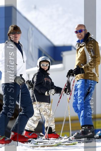Serfaus 28 februari 2008
John v d Heuvel met zijn vrouw en kinderen op wintersport/ skivakantie.
Peter Smulders bv