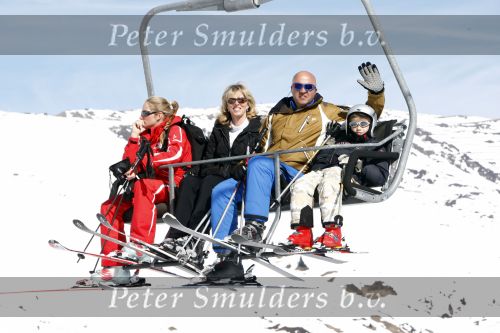 Serfaus 28 februari 2008
John v d Heuvel met zijn vrouw en kinderen op wintersport/ skivakantie.
Peter Smulders bv