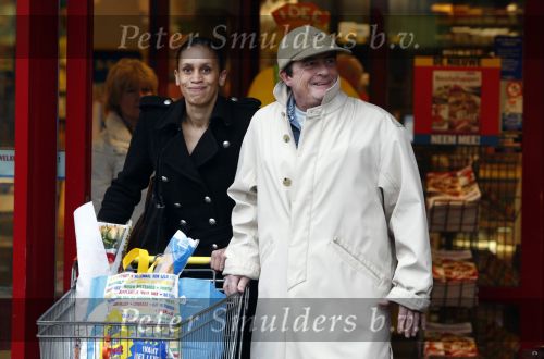Zandvoort 19 januari 2008
Johnny Kraaykamp jr boodschappen aan het doen met zijn nieuwe vriendin Peggy Reiziger.