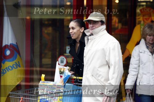 Zandvoort 19 januari 2008
Johnny Kraaykamp jr boodschappen aan het doen met zijn nieuwe vriendin Peggy Reiziger.
