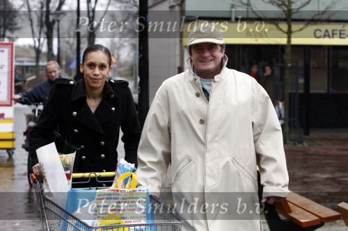 Zandvoort 19 januari 2008
Johnny Kraaykamp jr boodschappen aan het doen met zijn nieuwe vriendin Peggy Reiziger.