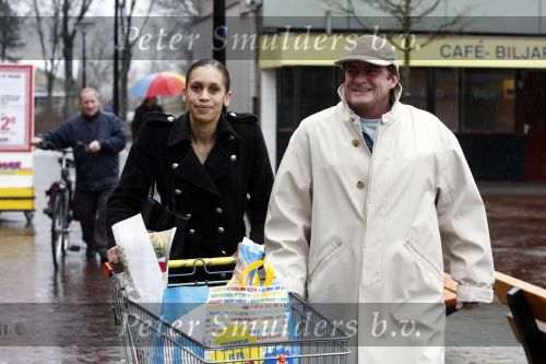 Zandvoort 19 januari 2008
Johnny Kraaykamp jr boodschappen aan het doen met zijn nieuwe vriendin Peggy Reiziger.