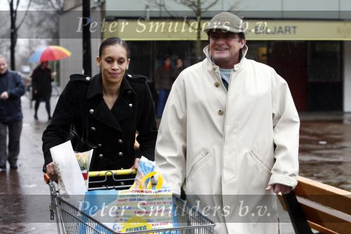 Zandvoort 19 januari 2008
Johnny Kraaykamp jr boodschappen aan het doen met zijn nieuwe vriendin Peggy Reiziger.