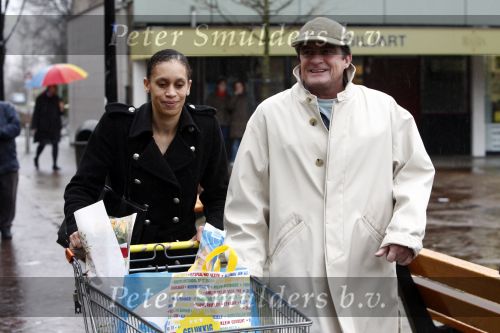 Zandvoort 19 januari 2008
Johnny Kraaykamp jr boodschappen aan het doen met zijn nieuwe vriendin Peggy Reiziger.