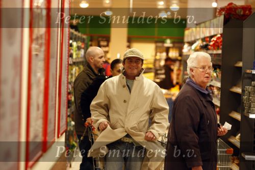 Zandvoort 19 januari 2008
Johnny Kraaykamp jr boodschappen aan het doen met zijn nieuwe vriendin Peggy Reiziger.