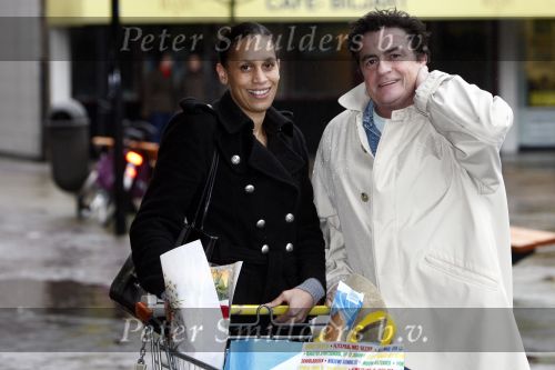 Zandvoort 19 januari 2008
Johnny Kraaykamp jr boodschappen aan het doen met zijn nieuwe vriendin Peggy Reiziger.