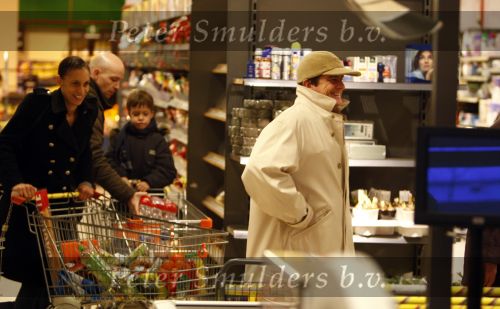 Zandvoort 19 januari 2008
Johnny Kraaykamp jr boodschappen aan het doen met zijn nieuwe vriendin Peggy Reiziger.