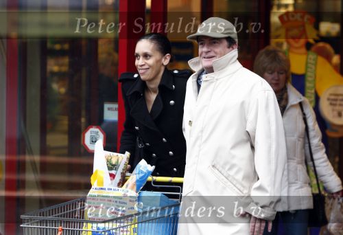 Zandvoort 19 januari 2008
Johnny Kraaykamp jr boodschappen aan het doen met zijn nieuwe vriendin Peggy Reiziger.