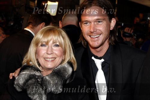 Amsterdam 17 maart 2008
Premiere Zomerhitte in Tuschinski. Johnny de Mol en zijn moeder Willeke Alberti
Peter Smulders bv