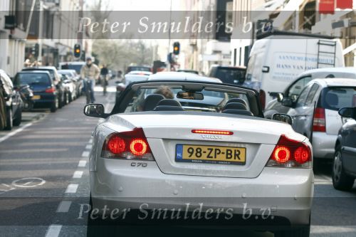 Amsterdam 20 maart 2009
Jon v Eerd met gsm in zijn volvo cabrio op de pc hooftstraat.
Peter Smulders bv