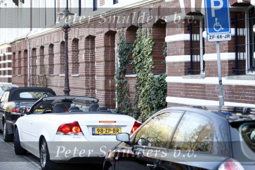 Amsterdam 20 maart 2009
Jon v Eerd met gsm in zijn volvo cabrio op de pc hooftstraat.
Peter Smulders bv