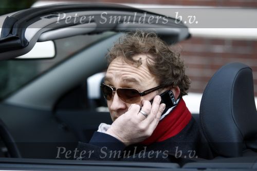 Amsterdam 20 maart 2009
Jon v Eerd met gsm in zijn volvo cabrio op de pc hooftstraat.
Peter Smulders bv